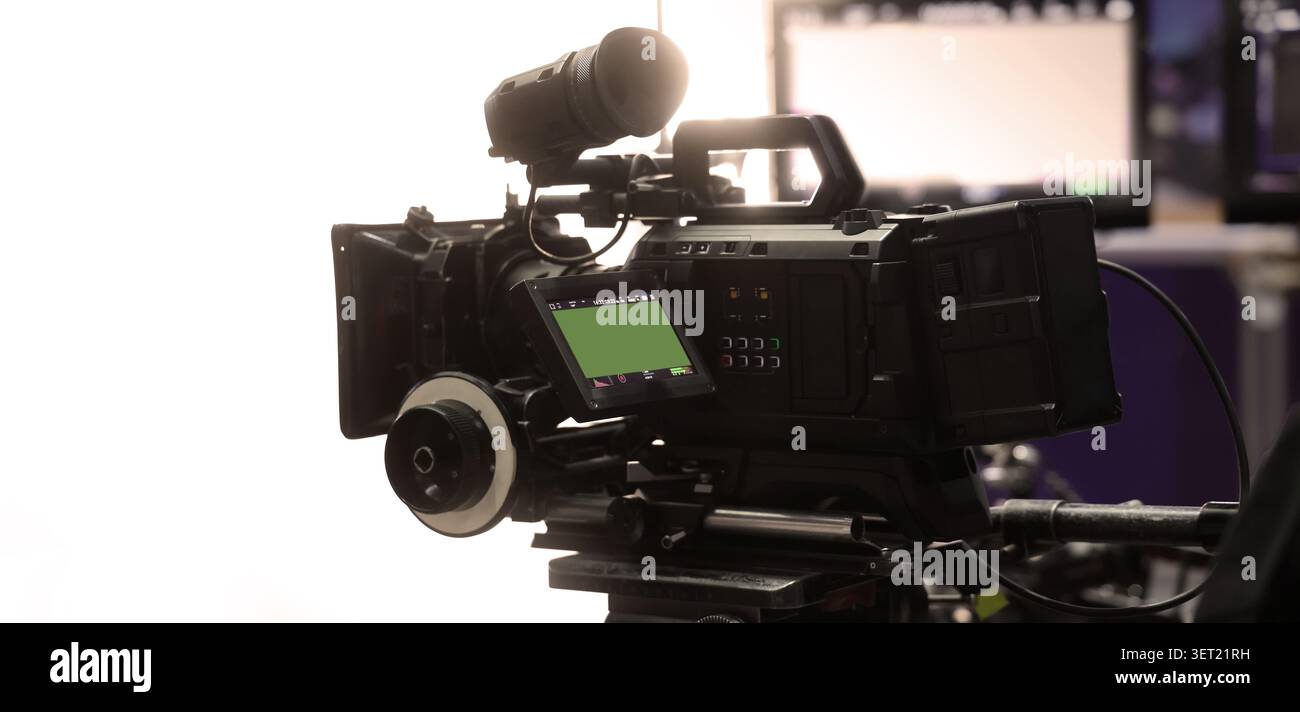 Dans les coulisses du tournage de films ou de la production vidéo en studio avec un équipement de cardan ou de trépied de caméra de haute qualité mis en place et cre de film professionnel Banque D'Images