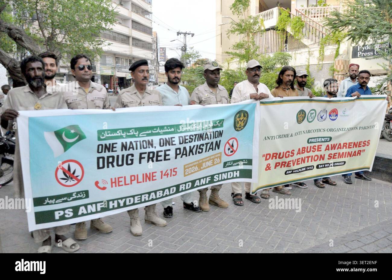 Dans une puissante manifestation contre la drogue, les participants se sont rassemblés au Hyderabad Press Club le samedi 20 juin 2026, plaidant pour une ville sans drogue. Organisé par l'Organisation anti-crime et anti-narcotiques Pakistan, l'événement a souligné le besoin urgent de sensibilisation et de prévention. Un mélange de fonctionnaires et de civils, y compris des membres de la Force de lutte contre les stupéfiants, ont tenu des banderoles appelant à une position unifiée contre l'abus des drogues. La campagne a souligné l'importance d'une action collective pour lutter contre ce problème pressant. Banque D'Images