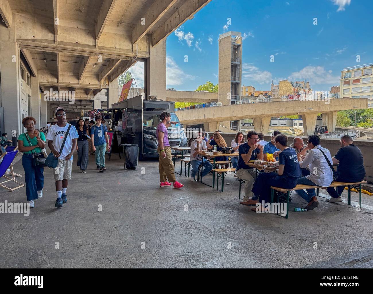 Paris, France, Vue extérieure, Camions de restauration à l'extérieur, Grande foule de personnes, Assis à des tables, Partageant des repas, Terrasse, "Centre Expo Paris" ados d'été Banque D'Images