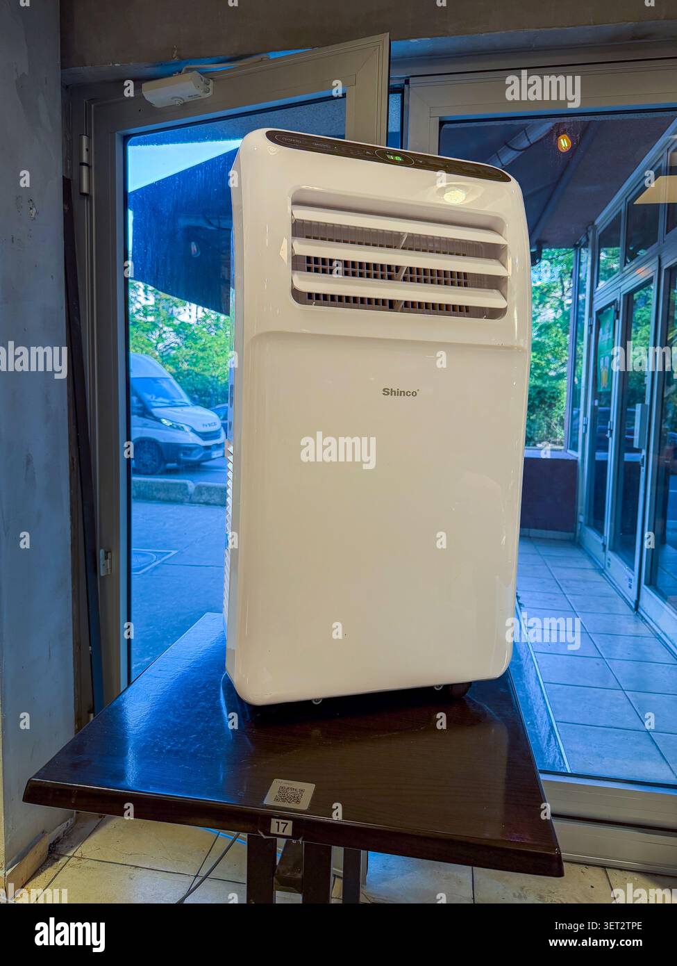 Paris, France, Gros plan, Climatiseur portable, sur table dans un restaurant chinois, chaleur estivale Banque D'Images