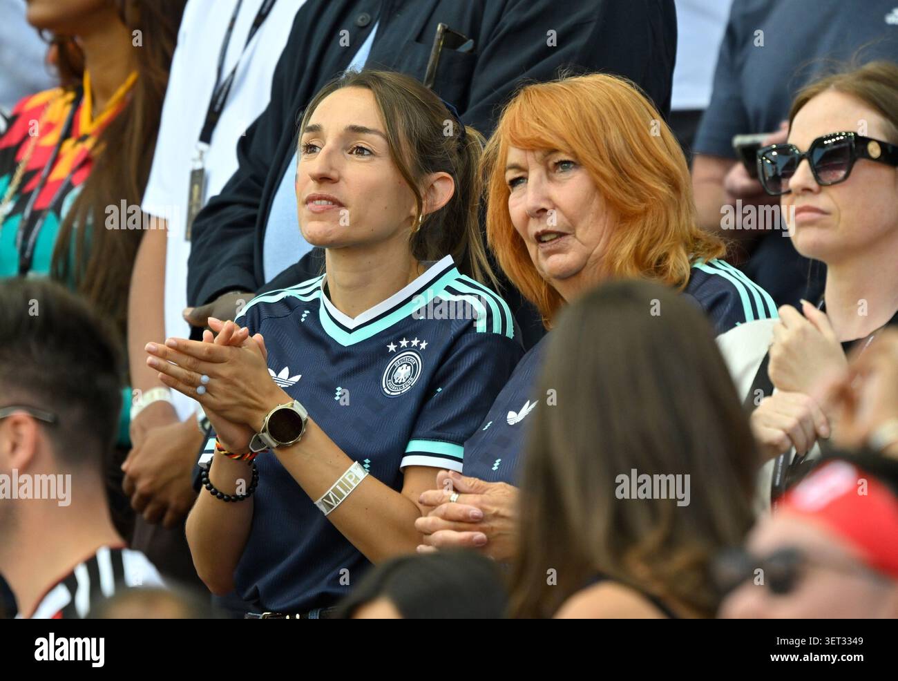 De gauche à droite : Lena Wurzenberger (petite amie de l'entraîneur national Julian Nagelsmann, Allemagne), Burg 'Burgi' Nagelsmann (mère de Julian Nagelsmann) Toronto, 20/06/2026, football, Coupe du monde FIFA 2026 aux États-Unis, au Mexique et au Canada, phase de groupes, Allemagne - Côte d'Ivoire Banque D'Images