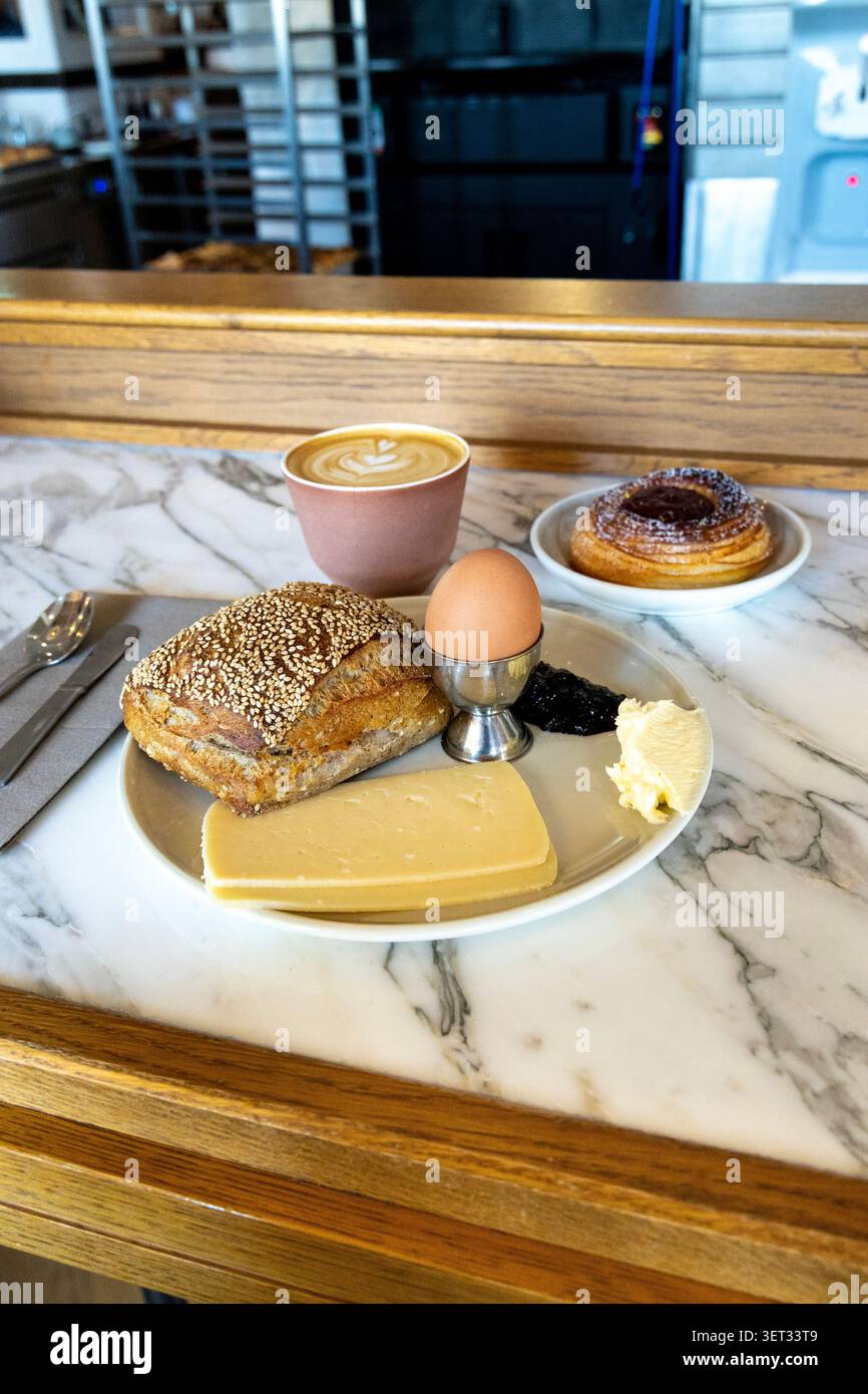 Petit-déjeuner danois avec oeuf dur, rouleau de fromage et pâtisserie danoise à Rug Bakery, Villa Copenhagen, Copanhagen, Danemark Banque D'Images