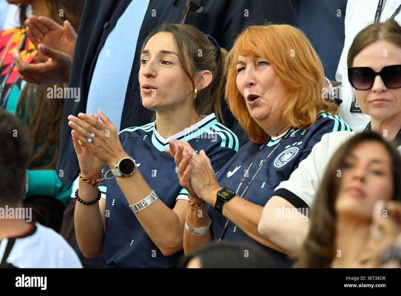 De gauche à droite : Lena Wurzenberger (petite amie de l'entraîneur national Julian Nagelsmann, Allemagne), Burg 'Burgi' Nagelsmann (mère de Julian Nagelsmann) Toronto, 20 juin 2026, football, Coupe du monde FIFA 2026 aux États-Unis, au Mexique et au Canada, phase de groupes, Allemagne - Côte d'Ivoire Banque D'Images