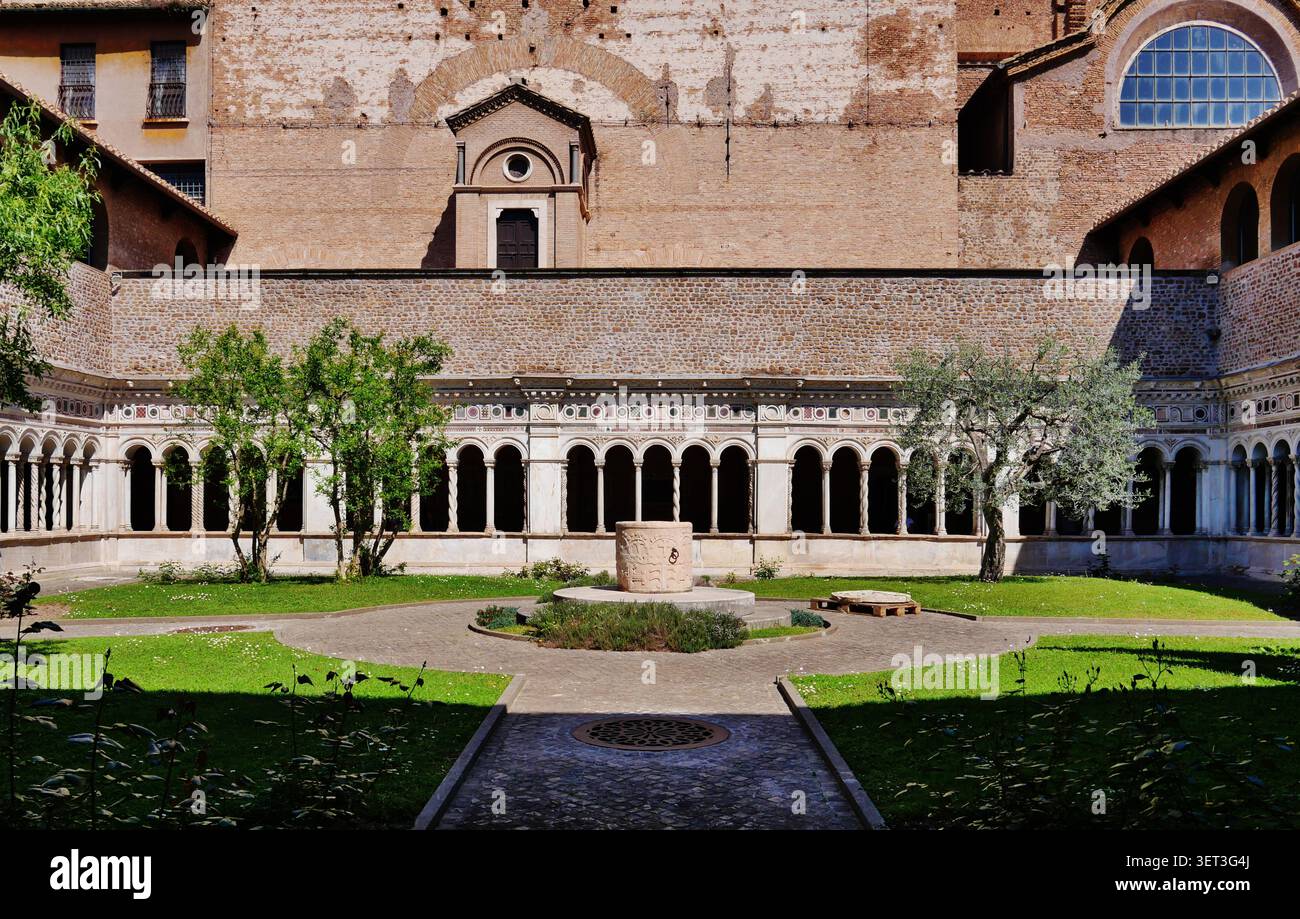 Cloître de la Basilique papale di San Giovanni in Laterano/Cathedral of nouveaux John/Lateran Basilca, Rome, Latium, Italie, avril 2024 Banque D'Images