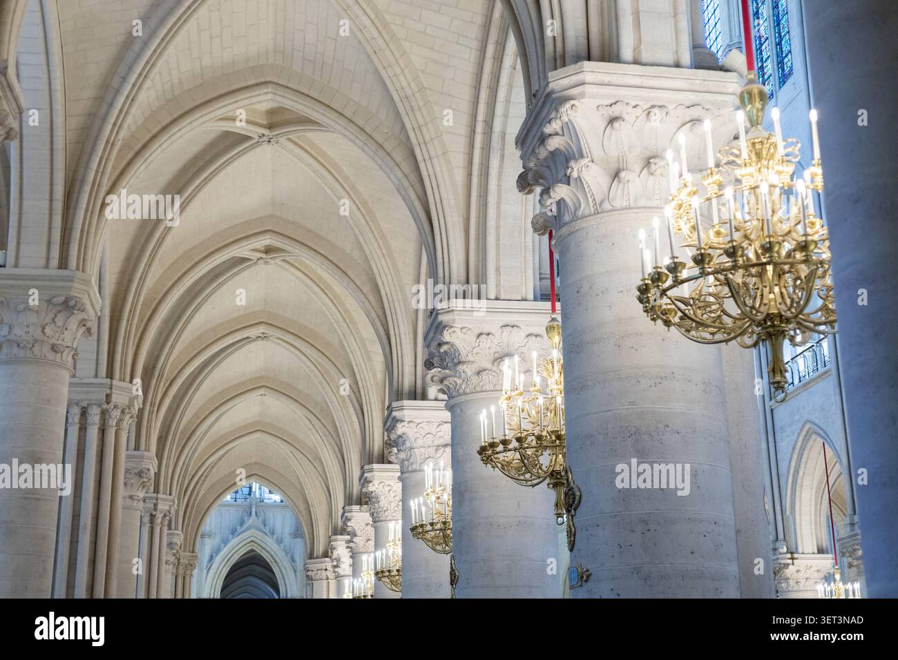 À l'intérieur d'un grand bâtiment, de hautes arches créent une impression d'espace. Les lustres pendent du plafond, et la lumière passe par les grandes fenêtres, illuminatin Banque D'Images