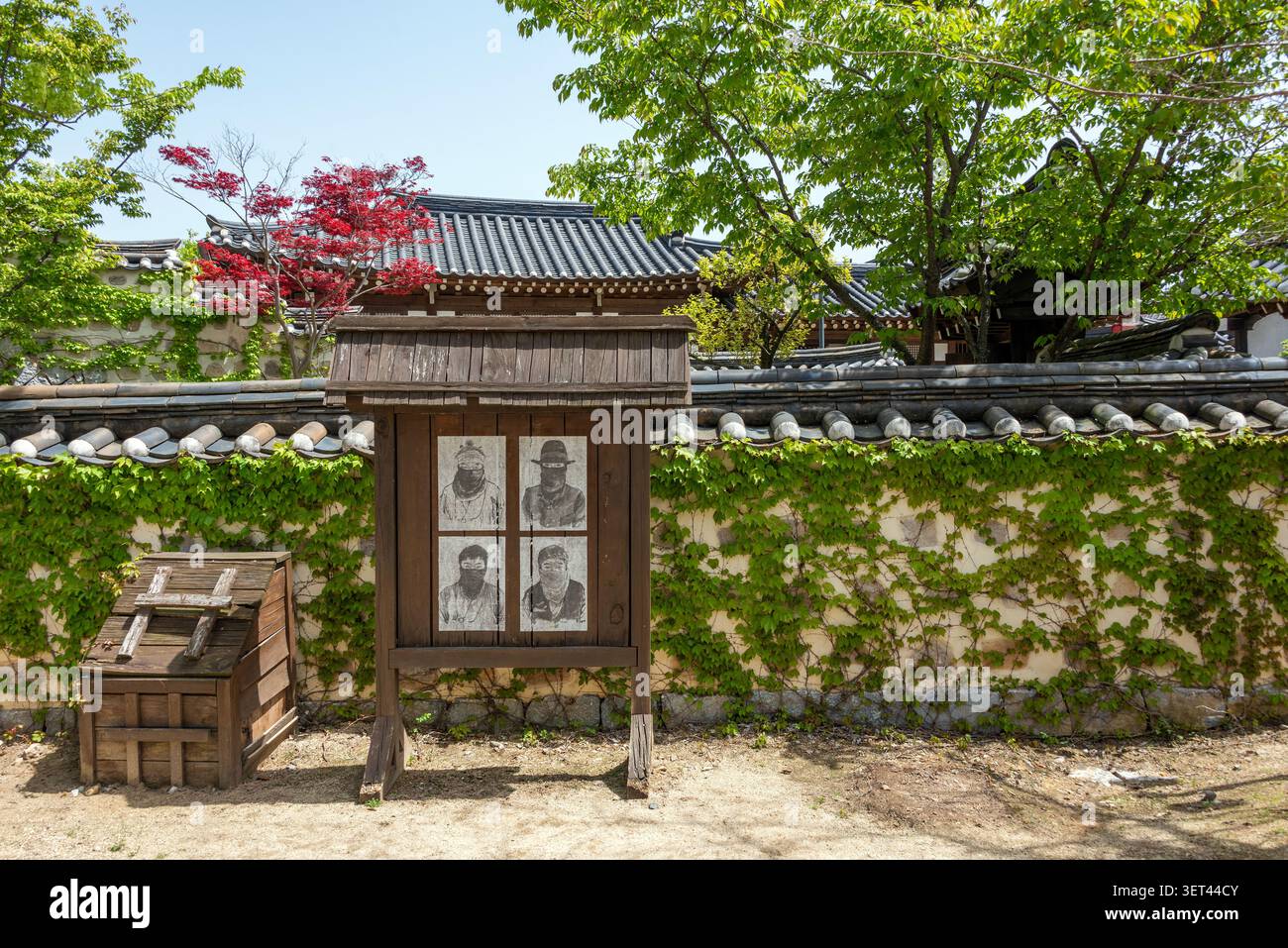 Panneau d'affichage recherché affichant des croquis de fugitifs à l'époque de l'Empire coréen, situé au parc à thème Sunshine Studio à Nonsan, Corée du Sud. Banque D'Images