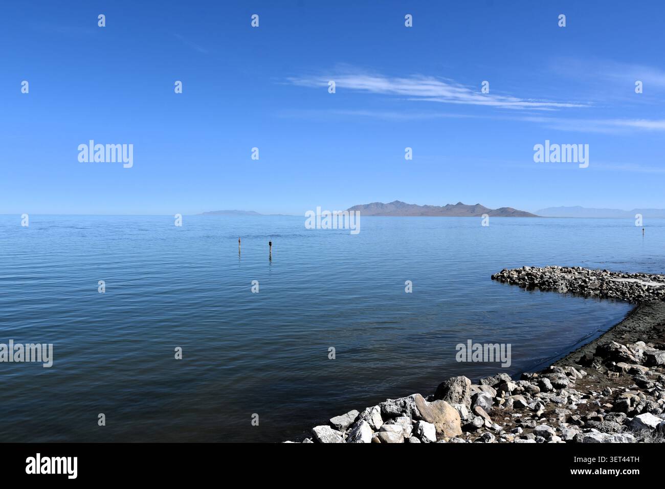 Vue dans l'Utah du Grand Lac Salé avec l'île d'Antelope en arrière-plan Banque D'Images