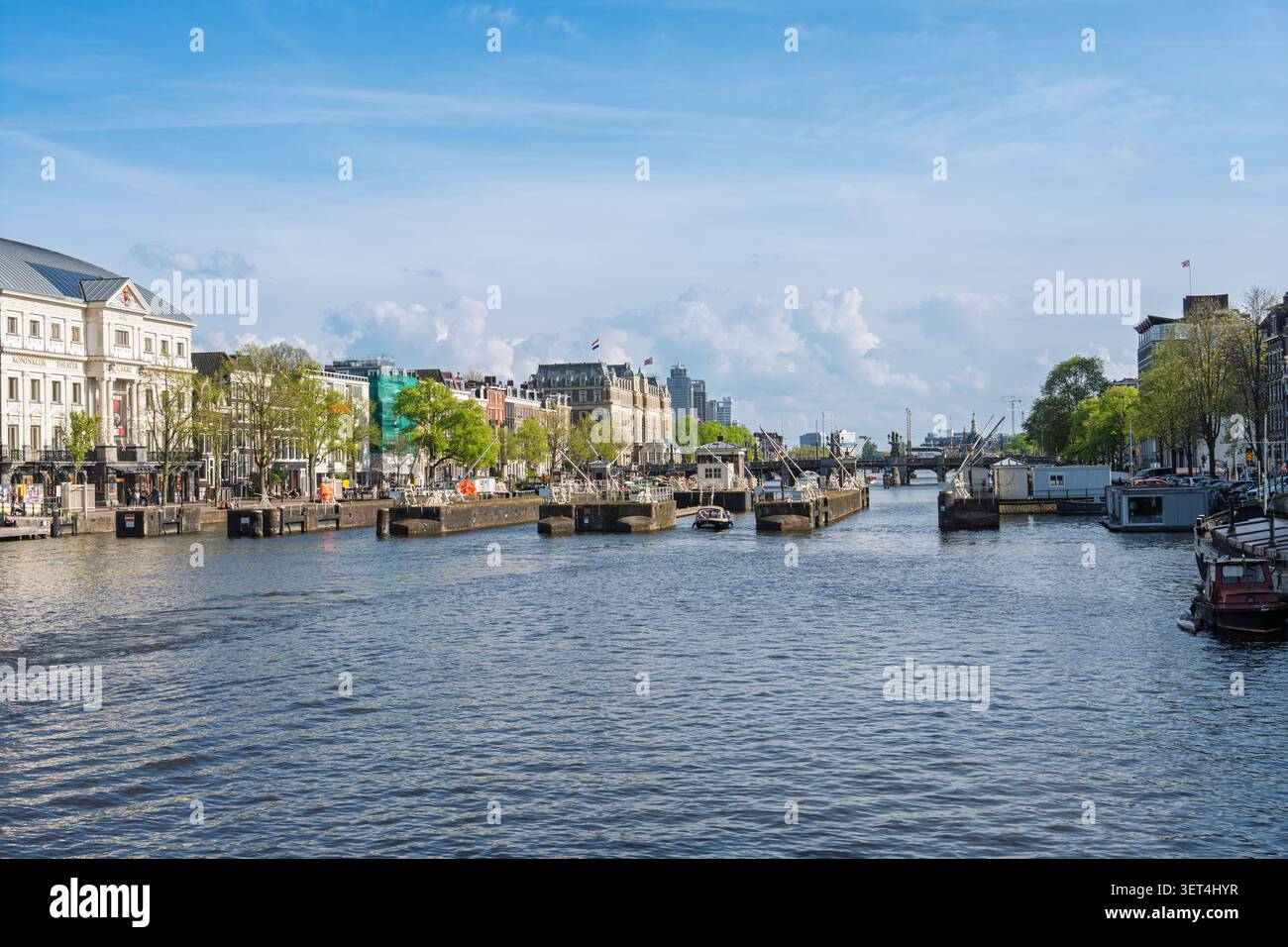 Vue panoramique sur la rivière Amstel et l'architecture historique dans le centre d'Amsterdam, pays-Bas, Europe Banque D'Images