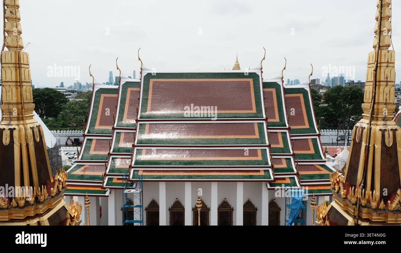 Symétrique Wide Shot double doré Golden Spires Frame Central coloré Temple toit Banque D'Images