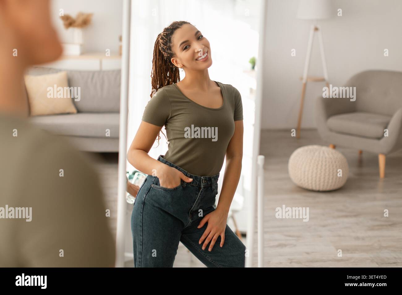 Sourire jeune femme latino-américaine posant devant Mirror at Home, Lifestyle concept Banque D'Images