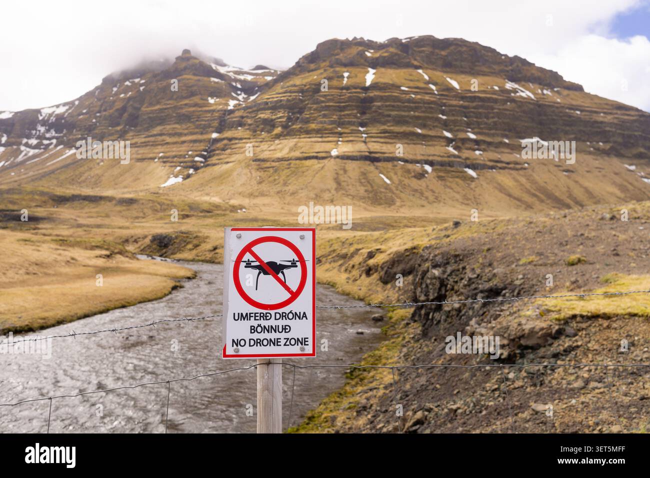 Panneau d'avertissement « No Drone Zone » affiché le long de la rivière près de la cascade de Kirkjufellsfoss et de la montagne de Kirkjufell, péninsule de Snæfellsnes, Islande. Banque D'Images