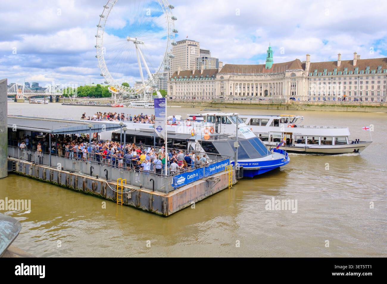 Les passagers embarquent sur des bateaux pour des excursions sur la Tamise, Westminster Pier, Londres, Royaume-Uni Banque D'Images
