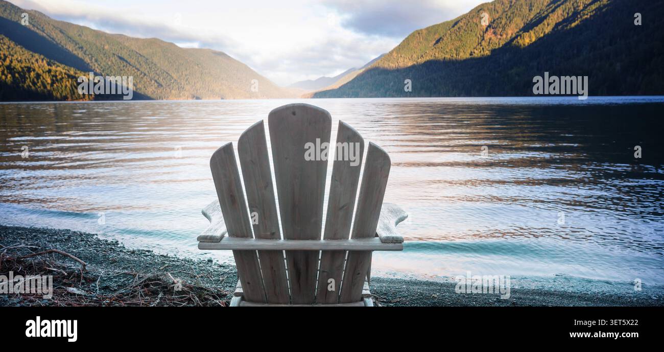 Chaise en bois sur la rive du lac Crescent, Washington, Parc National Olympique, États-Unis Banque D'Images