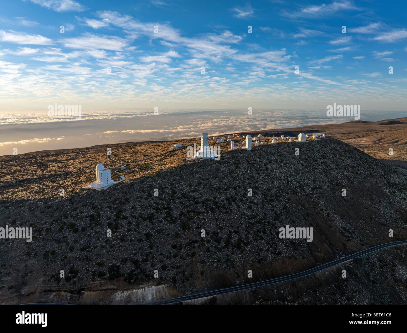Observatoire du Teide au-dessus d'une mer de nuages au lever du soleil dans le parc national du Teide, Tenerife, îles Canaries, Espagne Banque D'Images