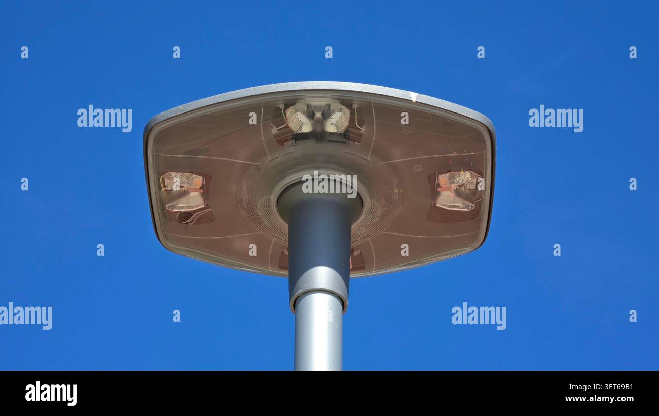Une vue vers le haut montre une lanterne publique grise contemporaine abritant plusieurs groupes de diodes électroluminescentes pour un éclairage municipal écoénergétique Banque D'Images