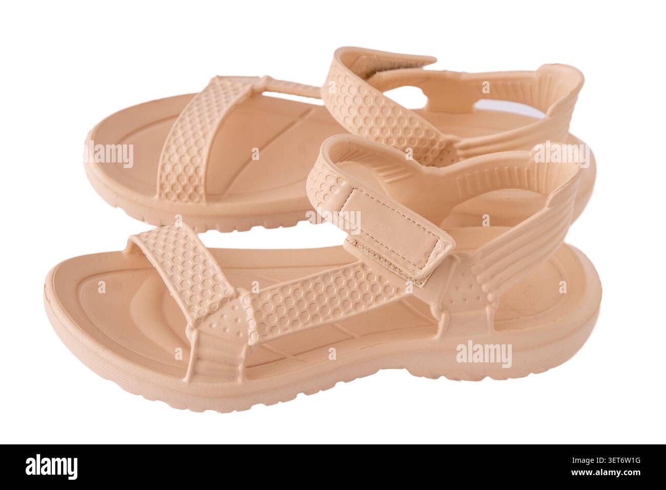 Sandales d'été en caoutchouc beige isolées sur fond blanc. Chaussures de plage légères imperméables. Banque D'Images
