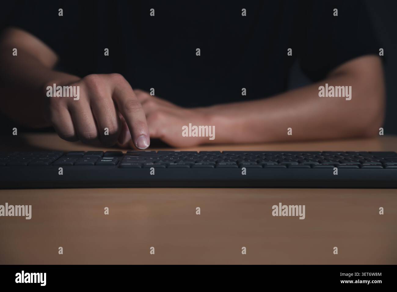 Gros plan de la main de l'homme appuyant sur la touche entrée du clavier de l'ordinateur. Banque D'Images