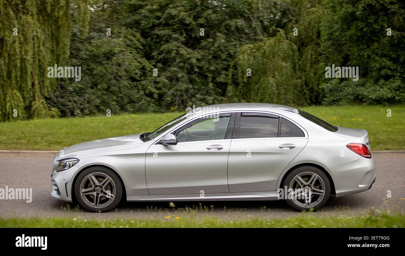 Milton Keynes,Bucks,UK - 21 juin 2026 : 2020 Mercedes Benz C 220 AMG Line Premium d voiture conduisant sur une route britannique Banque D'Images