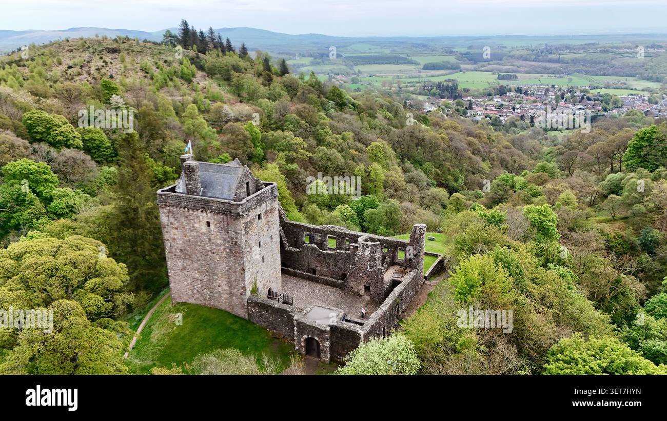 Photographie aérienne par drone de Castle Campbell, une tour médiévale et ancienne forteresse du clan Campbell surplombant Dollar Glen Banque D'Images