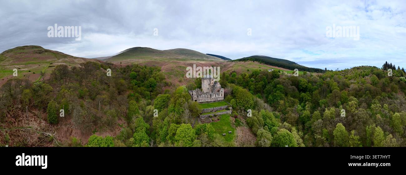 Photographie aérienne par drone de Castle Campbell, une tour médiévale et ancienne forteresse du clan Campbell surplombant Dollar Glen Banque D'Images