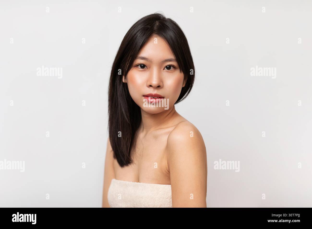 Jeune femme asiatique avec maquillage naturel posant pour le portrait, concept de soins de santé Banque D'Images