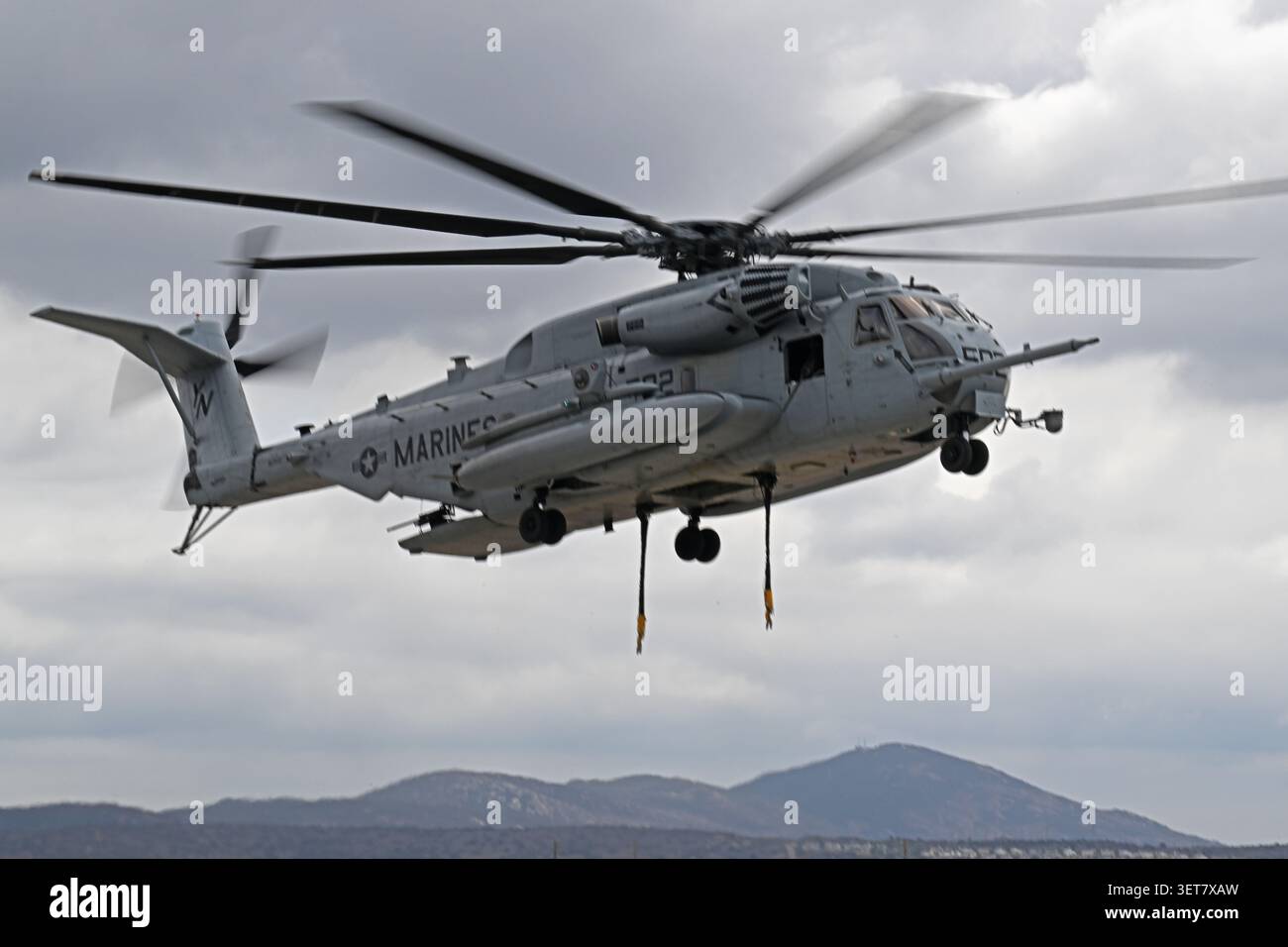 USMC CH-53E Super Stallion approche de la LZ pour un pick-up Banque D'Images