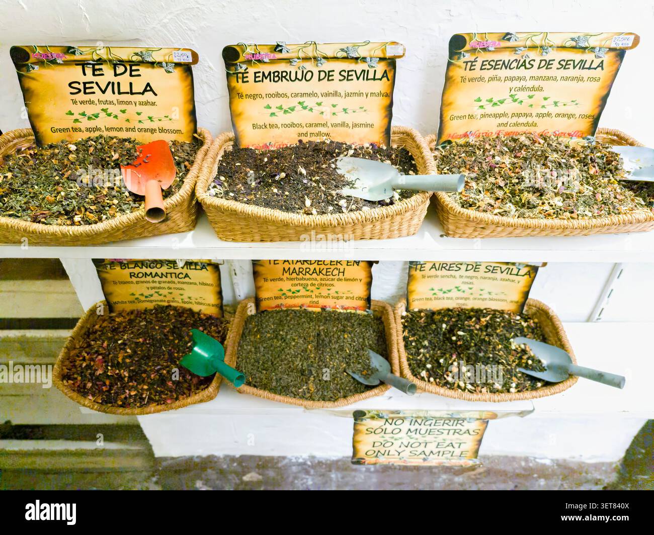 Un marché coloré avec des paniers remplis de mélanges de thé aromatisés et de plantes en vrac à Séville, en Espagne. Banque D'Images