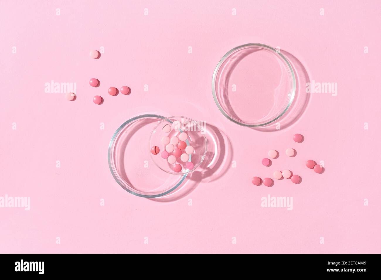 Pilules roses et boîtes de Petri sur fond rose, recherche et développement pharmaceutiques, science médicale et soins de santé Banque D'Images