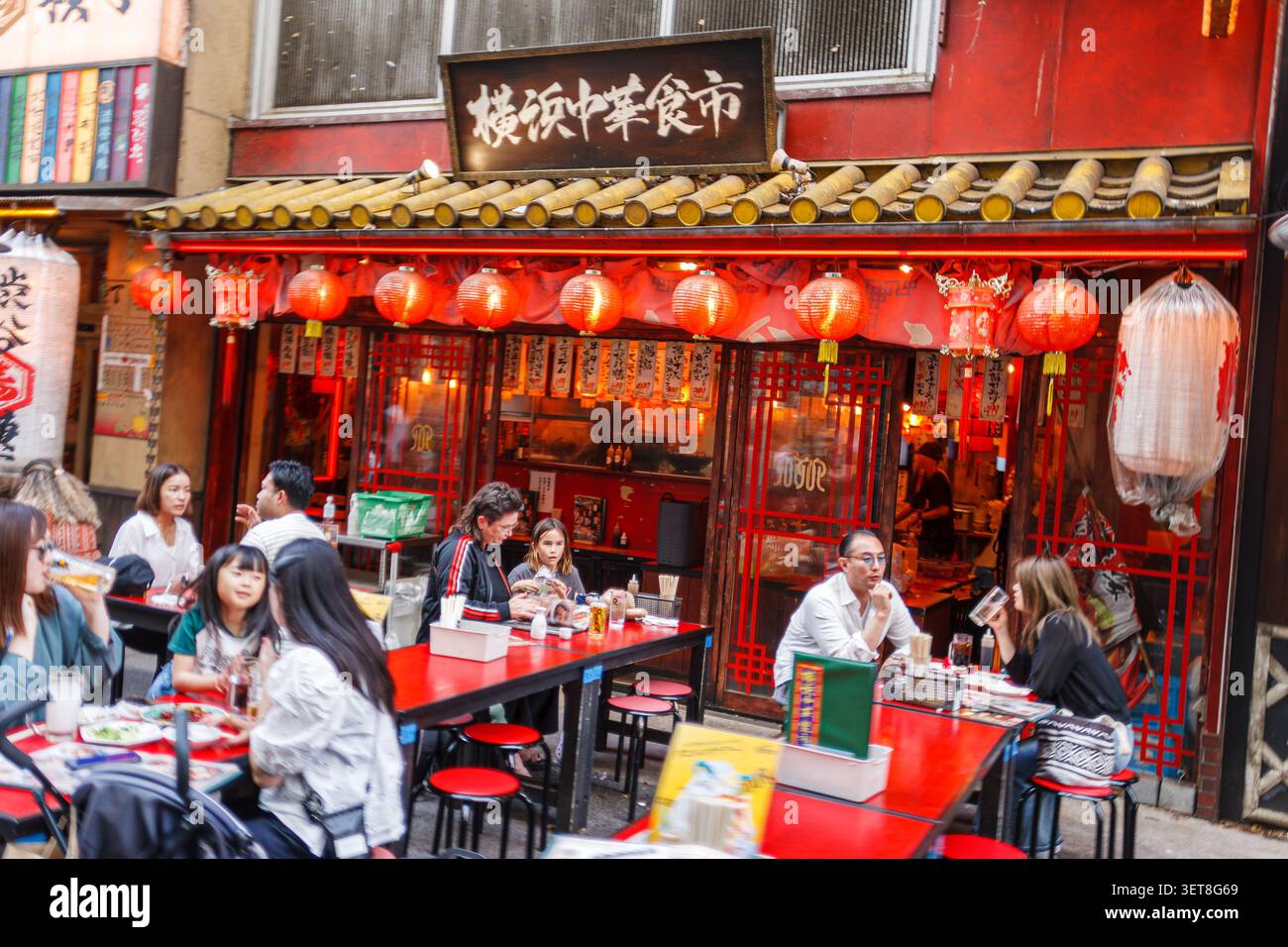 Cuisine chinoise au Nakano Broadway.Un endroit populaire avec une atmosphère authentique. Ici, vous pouvez commander des plats traditionnels chinois et profiter de la conversation a Banque D'Images