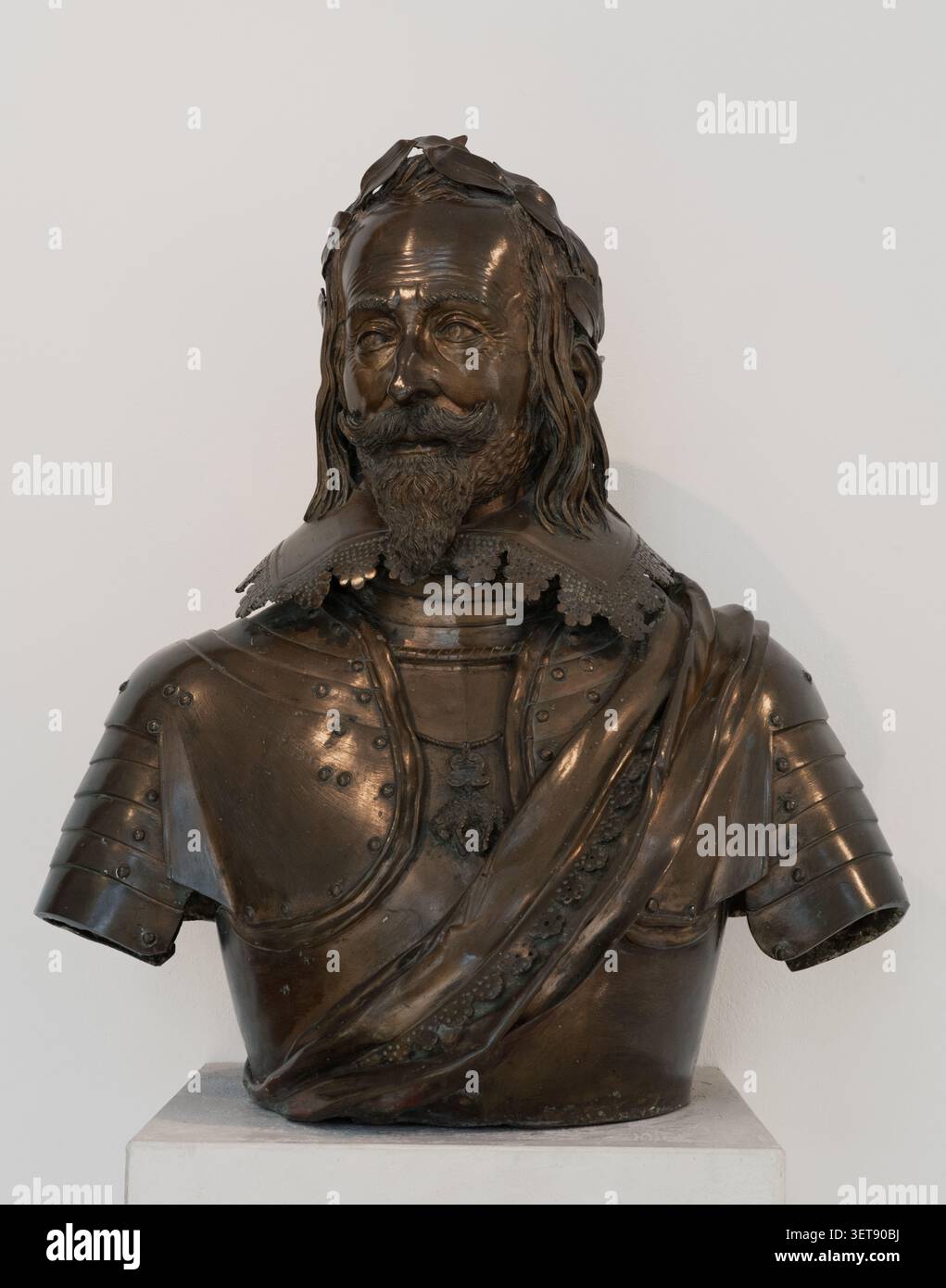 Buste en bronze de l'électeur Maximilien Ier, montrant sa moustache et sa couronne de laurier. Cet important artefact baroque est exposé dans le Munich Residenz M. Banque D'Images