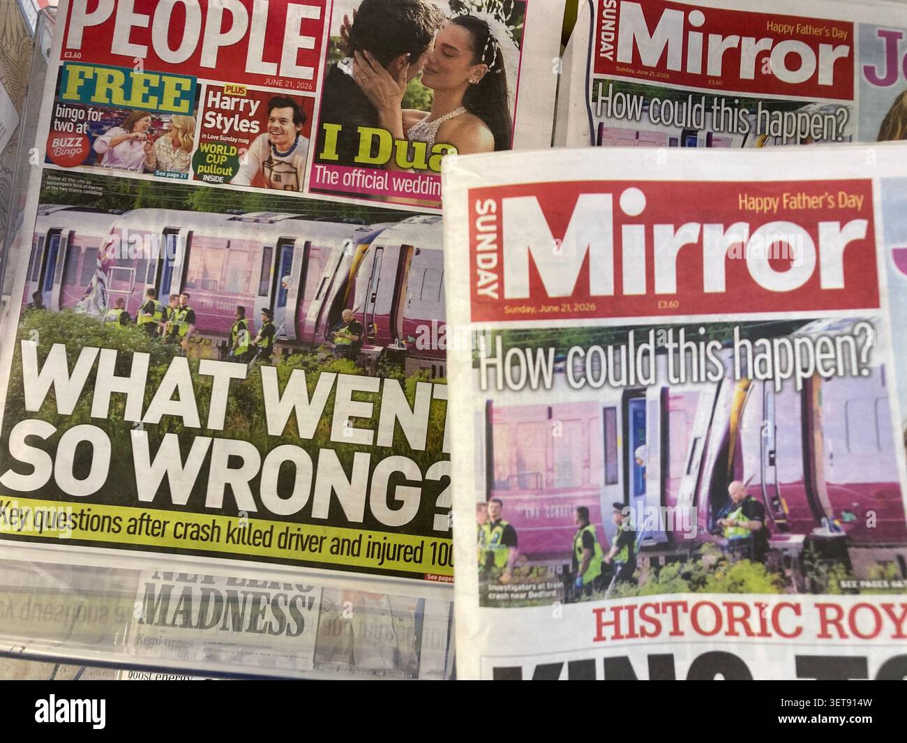 Un journal britannique rapporte l'accident de train de Bedford le 19 juin 2026 Banque D'Images