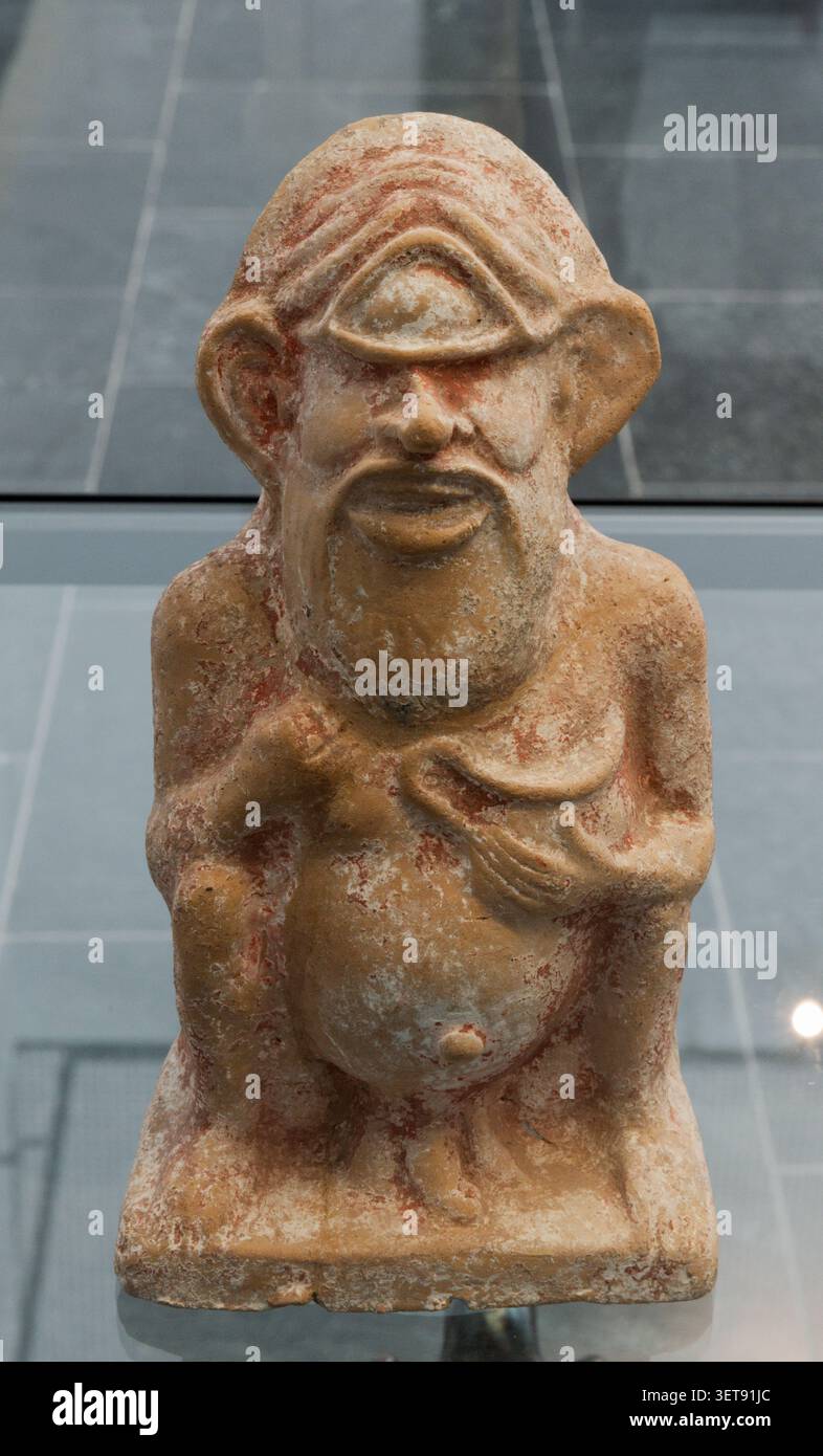 Statuette en terre cuite représentant la figure mythologique Polyphemus. Grec, IVe siècle av. J.-C. Situé à Staatliche Antikensammlungen, Munich, Allemagne. Banque D'Images