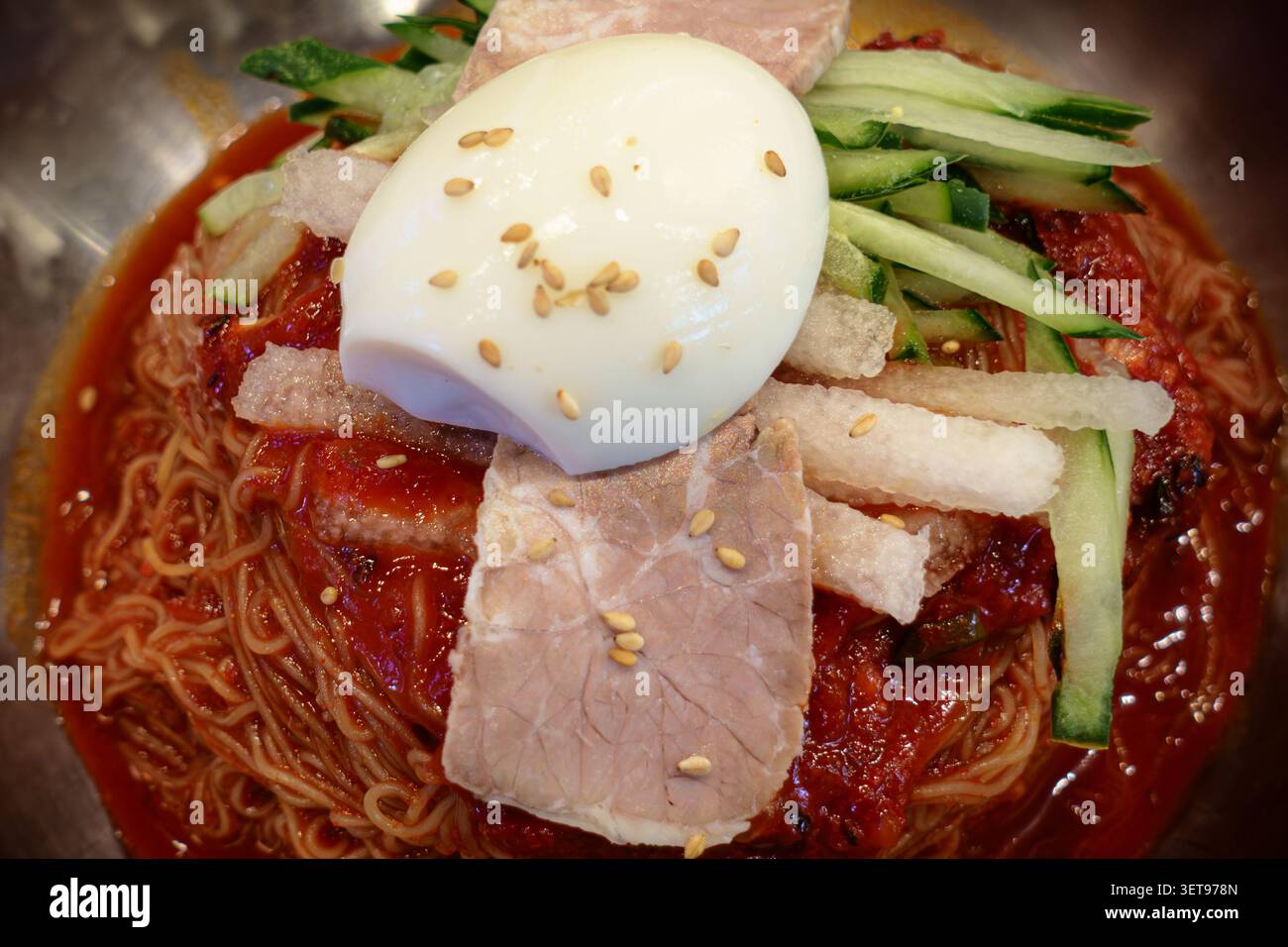 Nouilles froides coréennes épicées bibim naengmyeon Banque D'Images