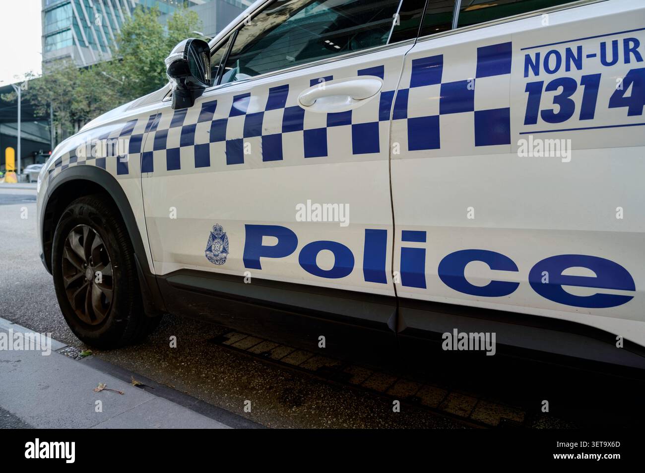 Un gros plan, photographie de profil latéral d'un véhicule blanc de la Victoria Police garé le long du trottoir de Spencer Street à Melbourne, Australie. Banque D'Images