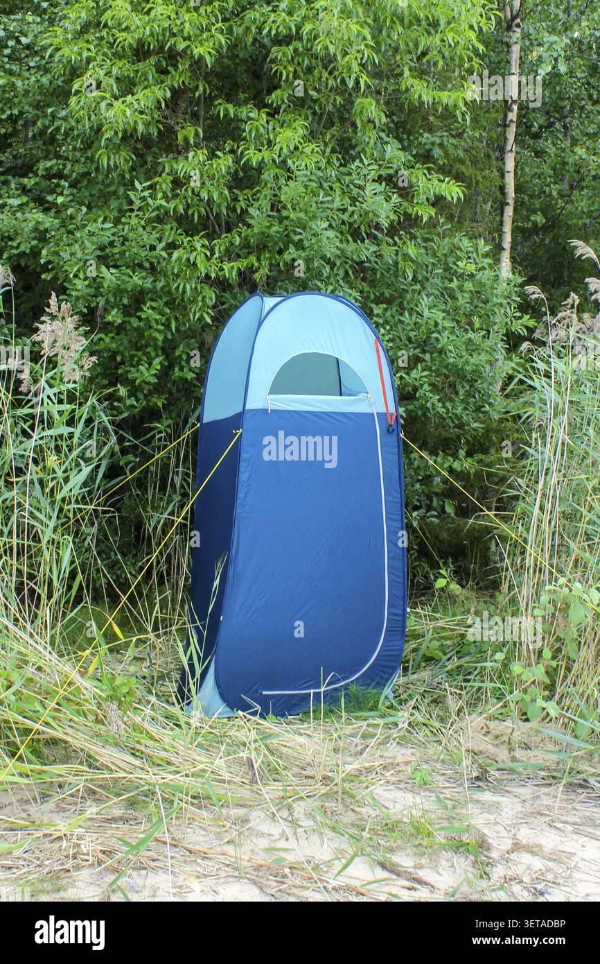 Tente haute bleue sans plancher, toilettes de camping ou vestiaire, douche de camping. camping, voyage, randonnée, concept Banque D'Images