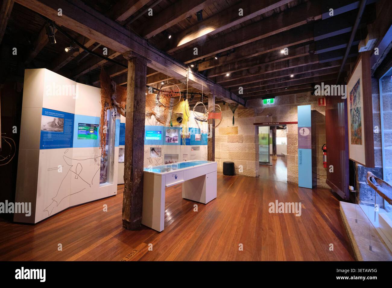 Une galerie présentant de vieux filets de pêche et des outils de quai. Au Rocks Discovery Museum de Sydney, Nouvelle-Galles du Sud, Australie. Banque D'Images