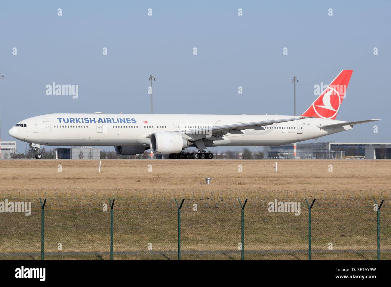 Turkish Airlines Boeing 777-300ER se prépare au décollage à l'aéroport de Berlin Brandenburg Banque D'Images