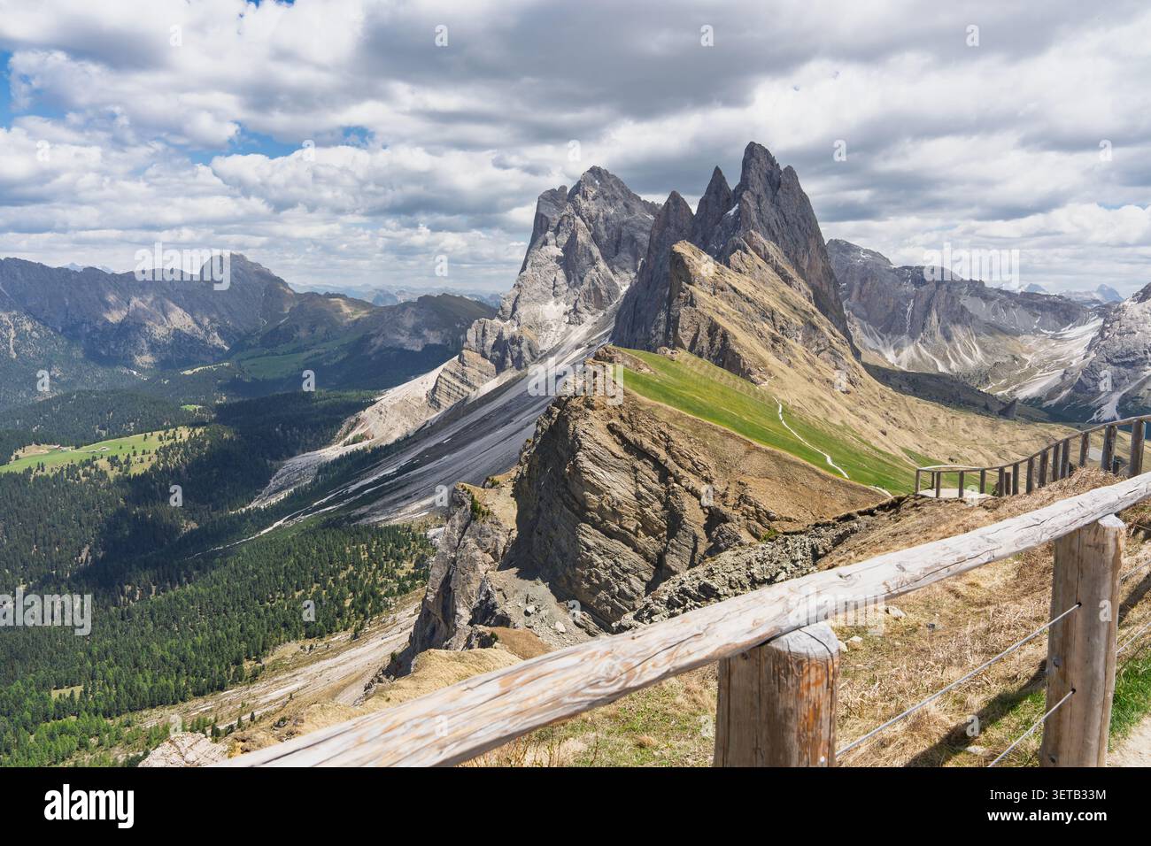 Vue panoramique sur la crête de la montagne Seceda avec des pics rocheux spectaculaires et des pentes verdoyantes herbeuses depuis un point de vue dans les Dolomites italiennes, pittoresque été alpin Banque D'Images