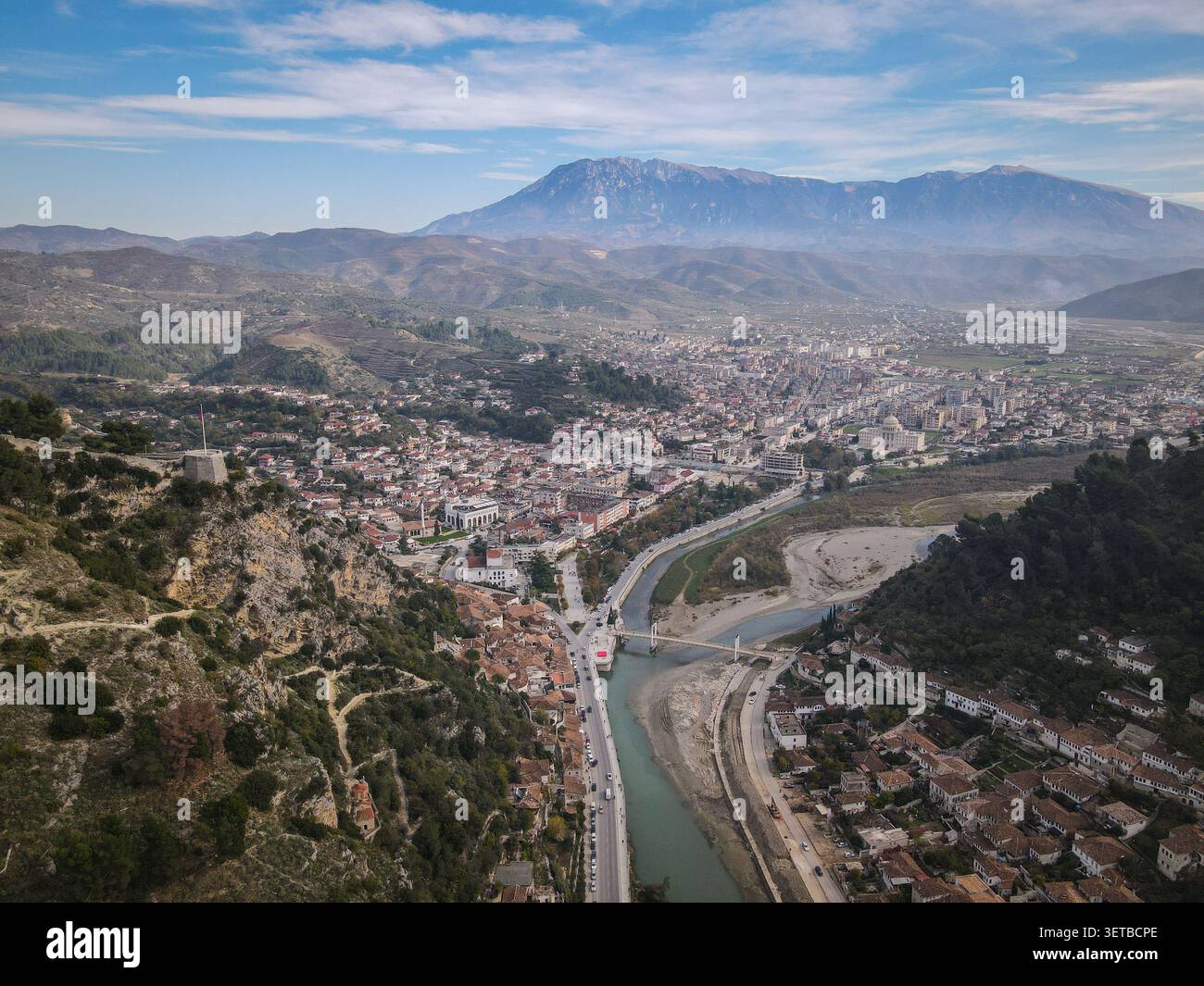 Une vue panoramique aérienne capture la ville historique de Berat en Albanie, mettant en valeur ses maisons ottomanes blanches traditionnelles descendant les collines, bis Banque D'Images