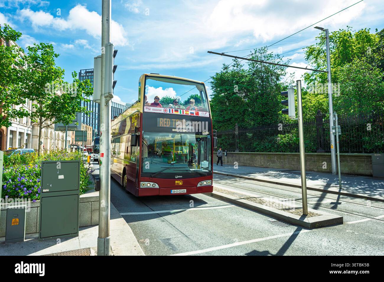 Big bus Tours bus d'excursion à impériale avec des touristes dans la rue à côté de Trinity College à Dublin Banque D'Images