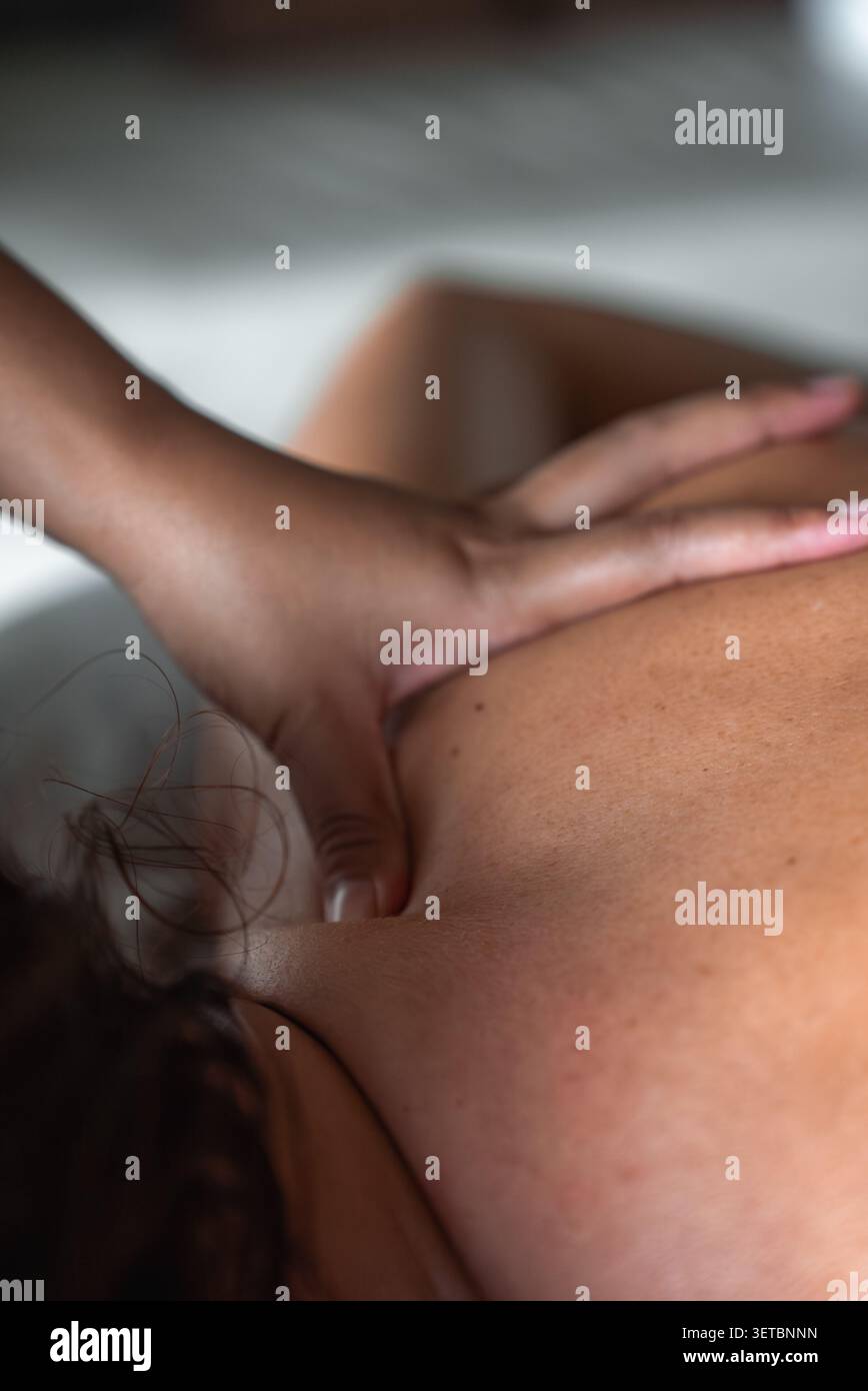 La main applique une pression pendant le massage des tissus profonds à Maldives Resort Banque D'Images