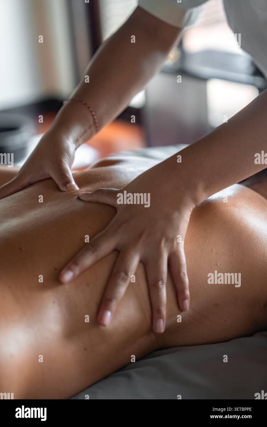 Spa thérapeute effectue un massage du dos des tissus profonds dans le complexe Maldives Banque D'Images