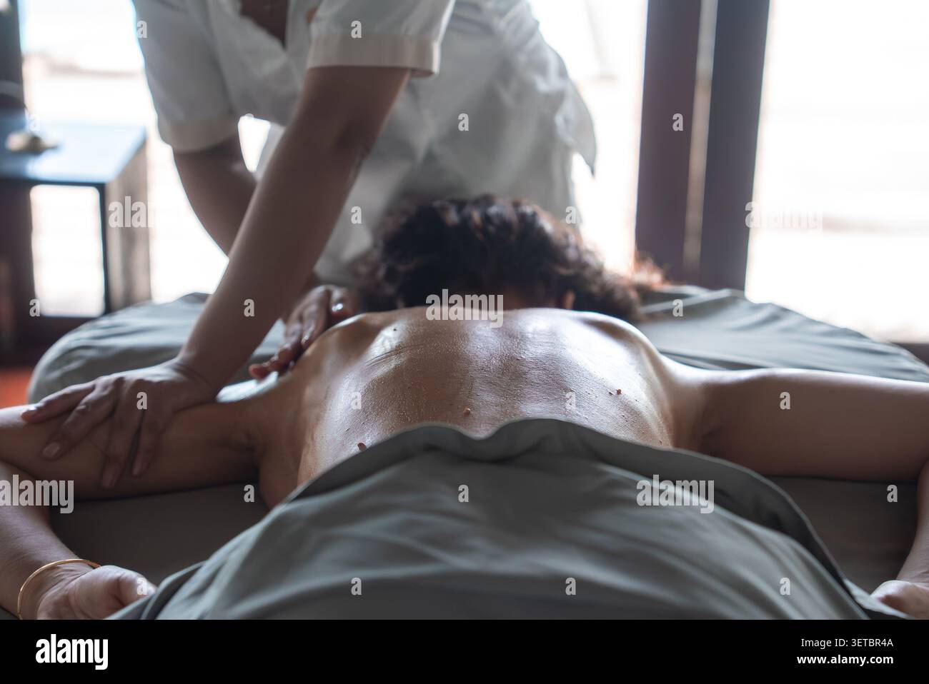 Spa thérapeute donne un massage du dos et des épaules au Maldives Resort Banque D'Images
