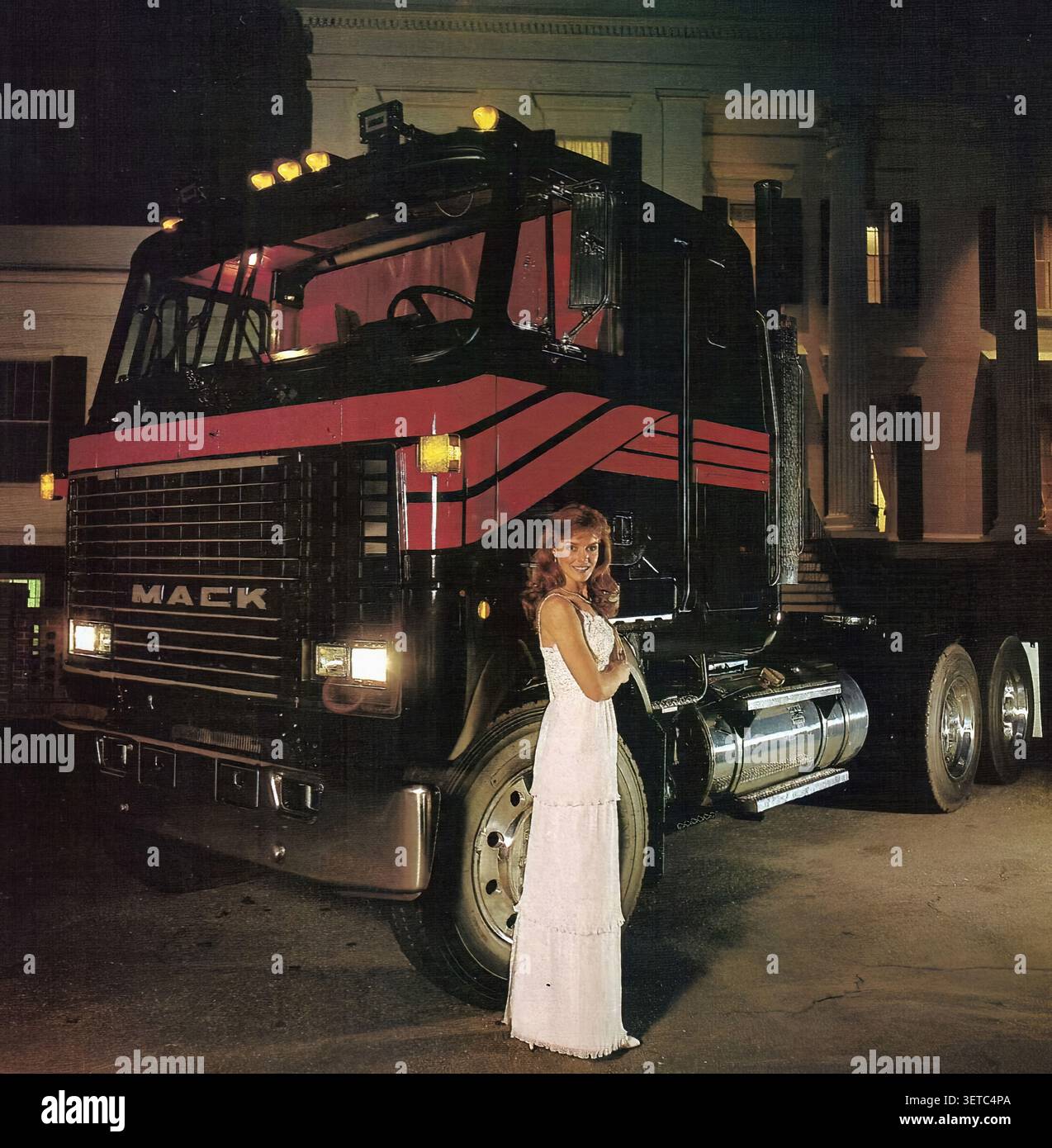 Camion Mack MH 1984 - publicité de presse de camion vintage avec un modèle Banque D'Images