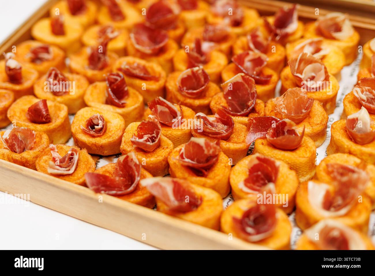 Plateau d'apéritifs Gourmet Bruschetta au jambon Jamon Serrano Banque D'Images