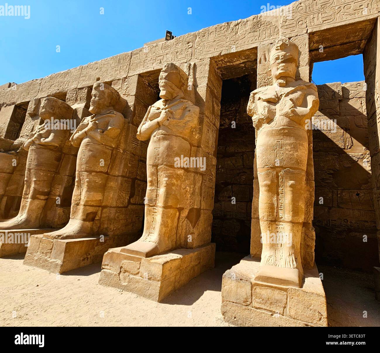 Statues Osiris de Ramsès II ou Ramsès III dans la cour du complexe du temple de Karnak, Louxor, Égypte - Image de stock capturée avec un smartphone