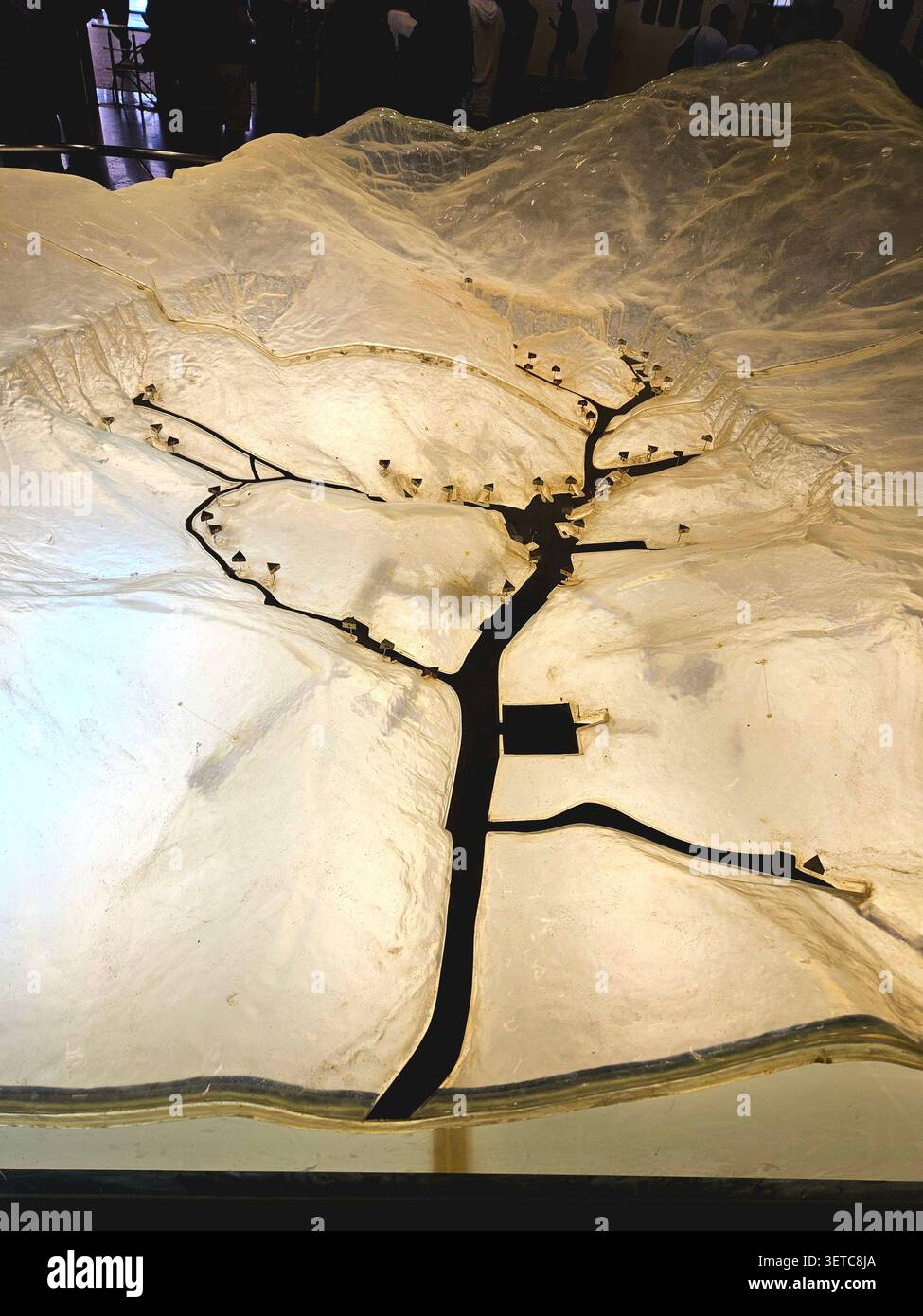 Vue aérienne d'un modèle topographique 3D montrant l'emplacement des tombes, Centre des visiteurs de la Vallée des Rois, Louxor, Égypte - Image de stock capturée avec un smartphone