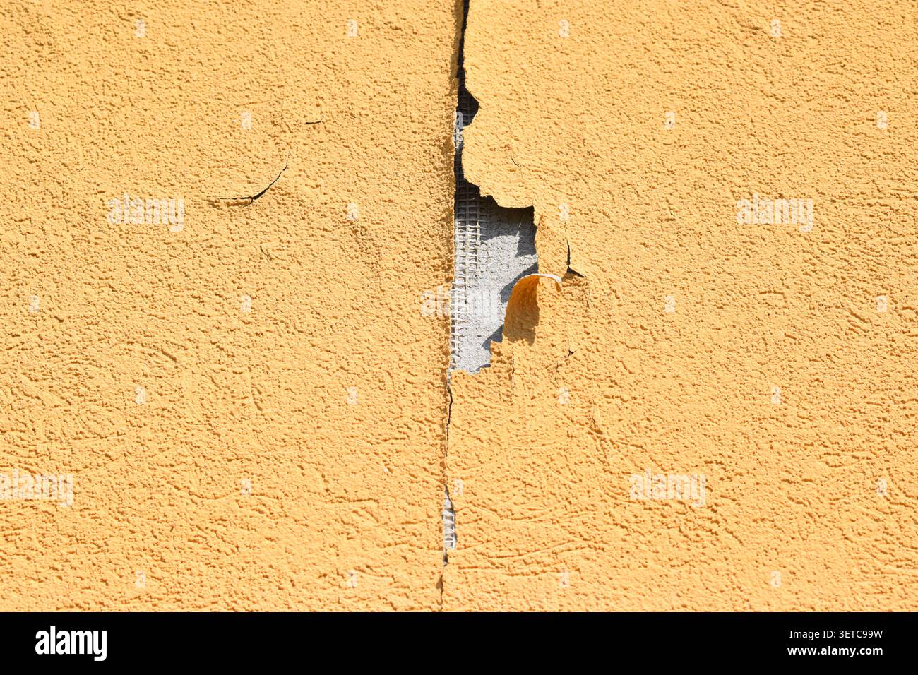 fissures dans la peinture orange et l'isolation Banque D'Images