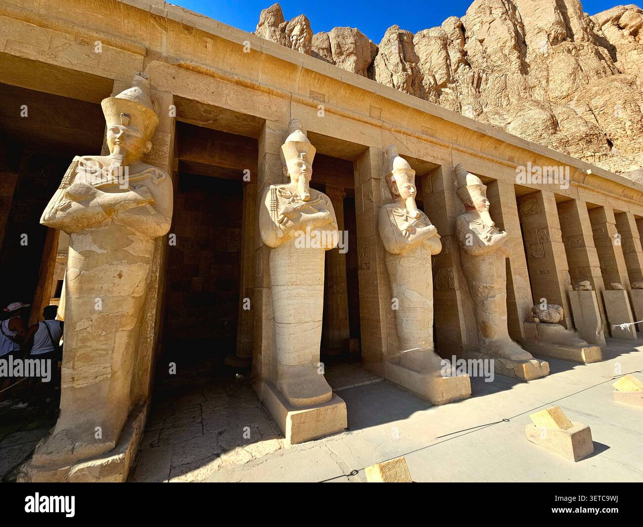 Rangée de statues Osiris de la reine Hatshepsout à son temple mortuaire, Deir el-Bahari, Louxor, Égypte Banque D'Images
