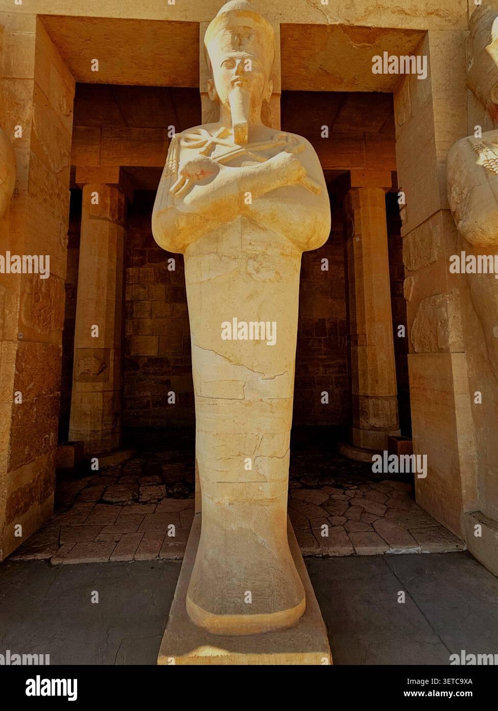 Statue osirienne du pharaon Hatshepsout à son temple mortuaire, Deir el-Bahari, Louxor, Égypte Banque D'Images